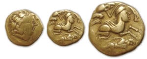 AULERQUES CÉNOMANS - Statère d'or au cheval anthropomorphe et au personnage allongé 80-50 av. J.-C.