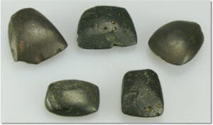 Néolithique - Lot de 5 hâches polies en pierre noire. Néolithique - Lot de 5 hâches polies en pierre noire.