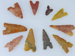 Néolithique - Lot de 10 pointes de flèche en silex. Néolithique - Lot de 10 pointes de flèche en silex.