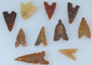 Néolithique - Lot de 10 pointes de flèche en silex. Néolithique - Lot de 10 pointes de flèche en silex.