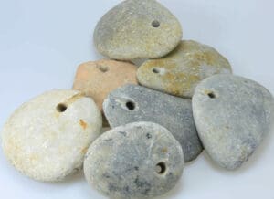 Néolithique récent - Lot de 7 pesons de pêche en galets Néolithique récent - Lot de 7 pesons de pêche en galets