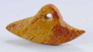 Néolithique - Pendentif en pierre en forme de bateau.
