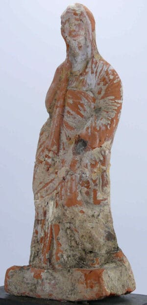 Grèce (Tanagra) - Grande statuette en terre cuite - 3ème siècle av. J.-C.