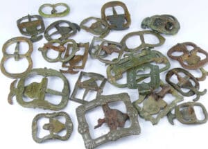 Ensemble de 23 boucles de ceinture en bronze d'époques diverses