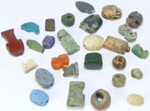 Egypte - Basse époque - Ensemble de 27 amulettes en fritte et pierre - 633-332 av. J.-C. (26-30ème dynastie)