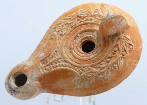 Romain - Lampe à huile en terre cuite (couronne d'olivier) - 1er-2ème siècle Romain - Lampe à huile en terre cuite (couronne d'olivier) - 1er-2ème siècle