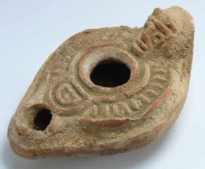 Romain - Lampe à huile en terre cuite (anse visage) - 1er-2ème siècle Romain - Lampe à huile en terre cuite (anse visage) - 1er-2ème siècle