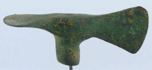 Perse - Luristan - Hâche votive en bronze - 7ème siècle av. J.-C. Perse - Luristan - Hâche votive en bronze - 7ème siècle av. J.-C.
