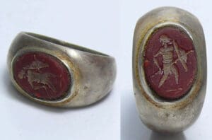 Romain ou postérieur - Bague en argent avec un chaton représentant un gladiateur