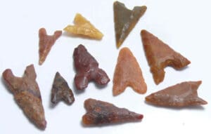 Néolithique - Lot de 10 pointes de flèche en silex
