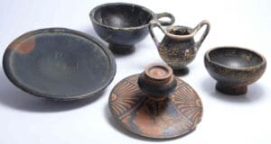 Grande Grèce - Lot de 5 objets en terre cuite - 400 av. J.-C.