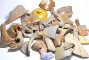 Flandre - Lot de plus de 50 morceaux de poterie - 12ème/18ème siècle