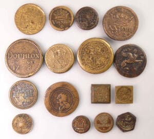 Lot de 16 poids monétaires en cuivre Lot de 16 poids monétaires en cuivre