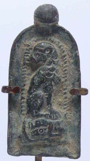 Romain - Petite plaque en bronze décorée d'un fauve ou d'un rapace - 200-300 ap. J.-C.