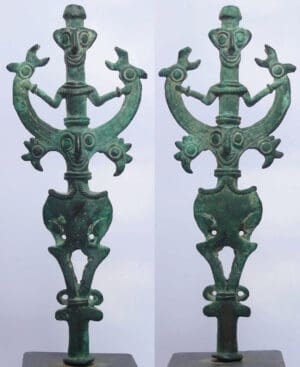 Iran - Luristan - Idole en bronze symbolisant le maître des animaux. 1000 av. J.-C. Iran - Luristan - Idole en bronze symbolisant le maître des animaux. 1000 av. J.-C.