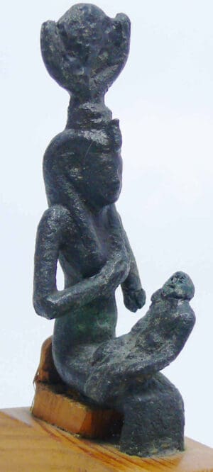 Egypte - Basse époque - Statuette en bronze d'Isis allaitant - 664-332 av. J.-C. (26ème-30ème dynastie)
