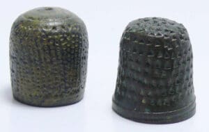 Romain - Lot de 2 dés à coudre en bronze - 100-400 av. J.-C. Romain - Lot de 2 dés à coudre en bronze - 100-400 av. J.-C.