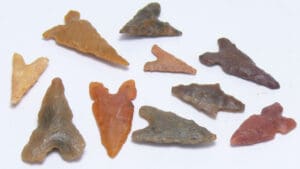 Néolithique - Lot de 10 pointes de flèche en silex