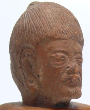 Parthe - Tête de statuette en terre cuite - 200 / 300 ap. J.-C.