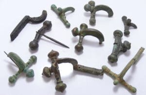 Celtique - Lot de 10 fibules en bronze - 200 / 100 av. J.-C.
