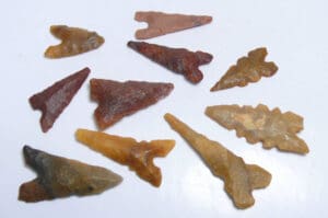 Néolithique - Lot de 10 pointes de flèche en silex