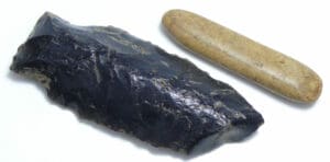 Précolombien - Hâche polie et pointe de flèche en obsidienne - 1000 ap. J.-C.