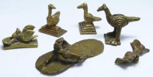Côte d'Ivoire et Ghana - Culture Akan - Lot de 6 poids en cuivre - 1800 / 1900 ap. J.-C. Côte d'Ivoire et Ghana - Culture Akan - Lot de 6 poids en cuivre - 1800 / 1900 ap. J.-C.