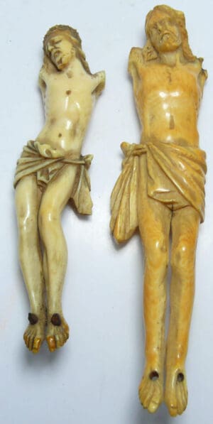 Europe - Lot de 2 Christs en ivoire - 1700 / 1900