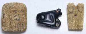 Moyen-Orient - Lot de 2 amulettes et d'une plaquette en terre cuite - 2000 / 1500 av. J-C.