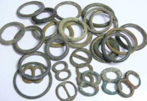 Celtique - Lot de 28 fibules en bronze - 300 / 200 av. J.-C.