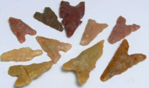 Néolithique - Lot de 10 pointes de flèche en silex Néolithique - Lot de 10 pointes de flèche en silex