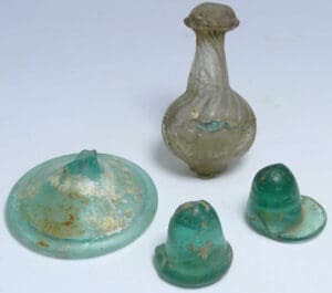 Romain - Lot de 4 fragments d'objets en verre - 100 / 300 ap. J.-C.