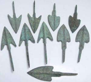 Age du bronze - Ensemble de 10 pointes de flèches en bronze Age du bronze - Ensemble de 10 pointes de flèches en bronze