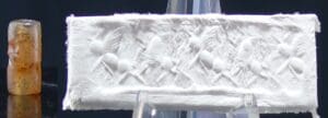 Assyrien - Sceau cylindre en cornaline - 1000 / 700 av. J.-C. Assyrien - Sceau cylindre en cornaline - 1000 / 700 av. J.-C.