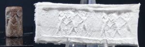 Mésopotamie - Période Akkadienne - Sceau cylindre représentation de Gilgamesh combattant un fauve - 2300 / 2000 av. J.-C. Mésopotamie - Période Akkadienne - Sceau cylindre représentation de Gilgamesh combattant un fauve - 2300 / 2000 av. J.-C.