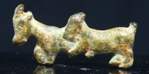 Proche Orient - Luristan - Amulette en bronze représentant des capridés - 1000 / 0 av. J.-C. Proche Orient - Luristan - Amulette en bronze représentant des capridés - 1000 / 0 av. J.-C.