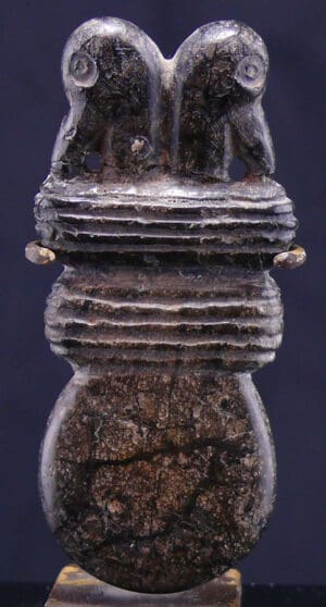 Mésopotamie orientale - Idole en pierre - 1500 / 1000 av. J.-C. Mésopotamie orientale - Idole en pierre - 1500 / 1000 av. J.-C.
