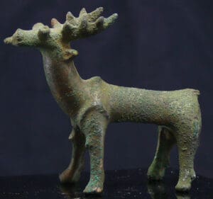 Proche Orient - Luristan - Iran - Cervidé en bronze - 1000 av. J.-C. Proche Orient - Luristan - Iran - Cervidé en bronze - 1000 av. J.-C.
