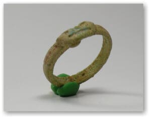 Egypte - Bague en frite avec un chaton en Œil d'Oudjat - VIIème-IVème siècle av. J.-C.