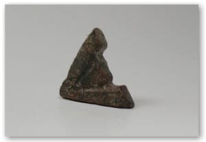 Egypte - Amulette en forme d'équerre en frite - VIIème-IVème siècle av. J.-C.