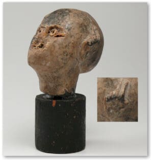 Egypte - Tête au crâne rasé, une main sur l'oreille gauche. - VIIème-IVème siècle av. J.-C.
