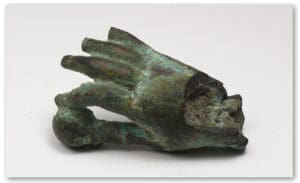 Romain - Bronze en forme de main tenant une sphère - IIème-IVème siècle ap. J.-C.