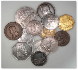 Lot de 13 médailles et jetons métaux divers