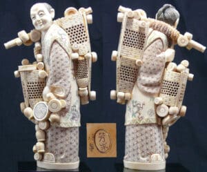 Japon - Meiji - Okimono en ivoire représentant un colporteur - fin du XIXème siècle