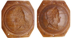Louis XIV (1643-1715) - Lot de 2 matrices en écaille : Louis XIV par Antoine Benoist, et Marie-Thérèse par Simon Curé