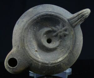 Romain - Lampe à huile en terre cuite (étoile et croissant) - 100 / 200 ap. J.-C. Romain - Lampe à huile en terre cuite (étoile et croissant) - 100 / 200 ap. J.-C.
