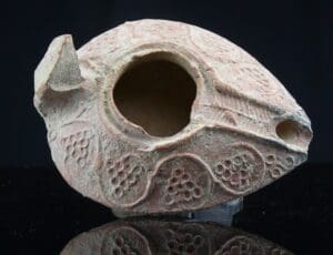 Byzantin - Lampe à huile en terre cuite (grappes de raisins) - 600 / 800 ap. J.-C. Byzantin - Lampe à huile en terre cuite (grappes de raisins) - 600 / 800 ap. J.-C.