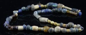 Phénicie - Collier de perles en pâte de verre - 300 / 200 av. J.-C. Phénicie - Collier de perles en pâte de verre - 300 / 200 av. J.-C.