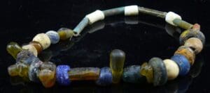 Phénicie - Collier de perles en pâte de verre - 300 / 200 av. J.-C. Phénicie - Collier de perles en pâte de verre - 300 / 200 av. J.-C.