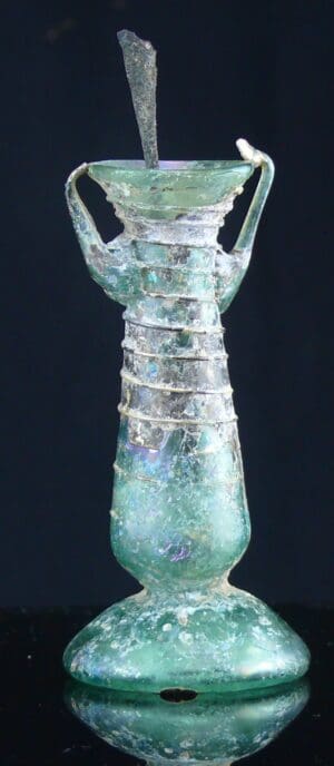 Romain - Fiole à fard en verre irisé - 100 / 200 ap. J.-C. Romain - Fiole à fard en verre irisé - 100 / 200 ap. J.-C.